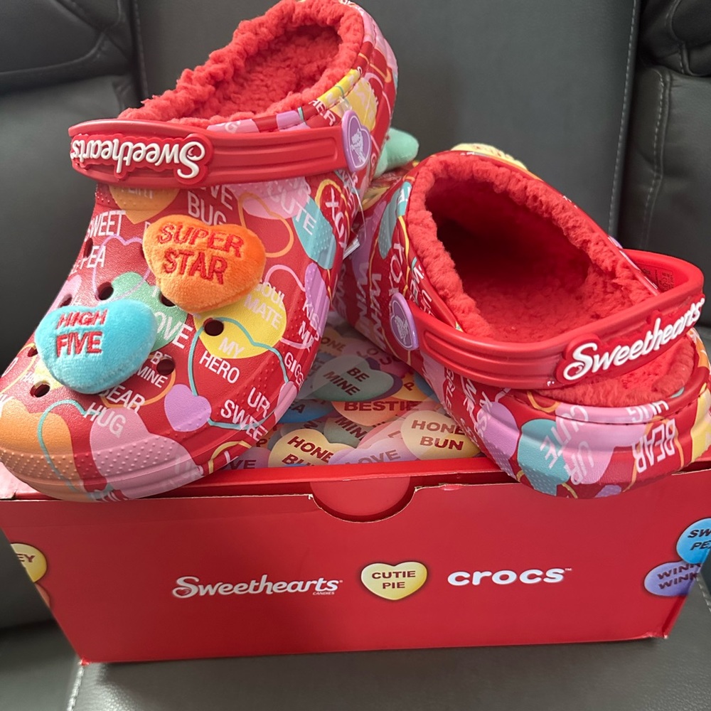 Crocs Classic Clog Fur Lined Sweethearts Red Pink Size J4 Women's Size 6…